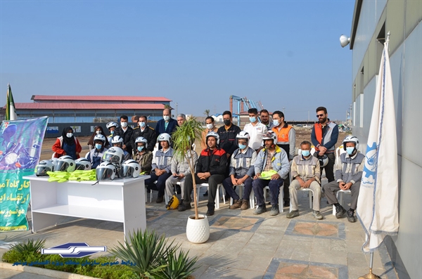 کلاه ایمنی رایگان به کارگران منطقه ویژه اقتصادی بوشهر اهدا شد